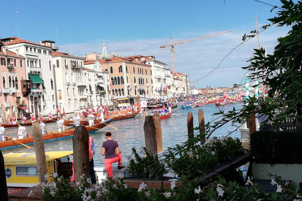 Grand Canal Next To Guggenheim Venise Extérieur photo