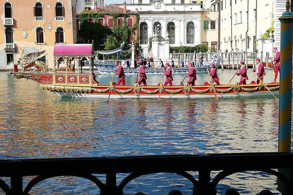 Grand Canal Next To Guggenheim Venise Extérieur photo
